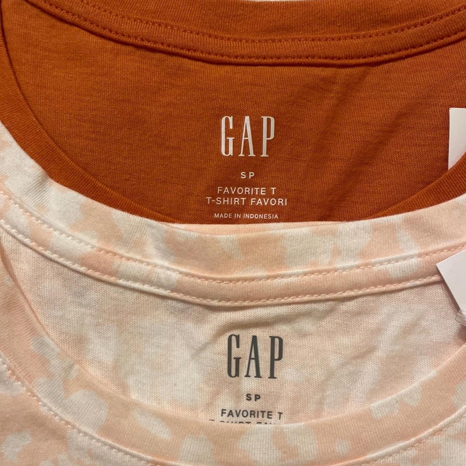 2 Gap Favourite Tees size Small