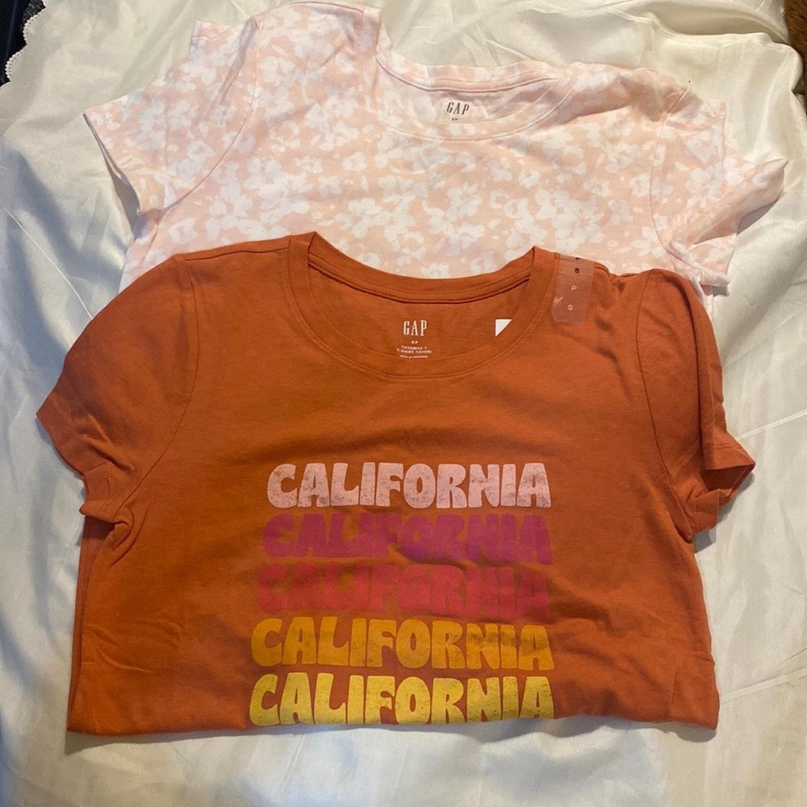 2 Gap Favourite Tees size Small