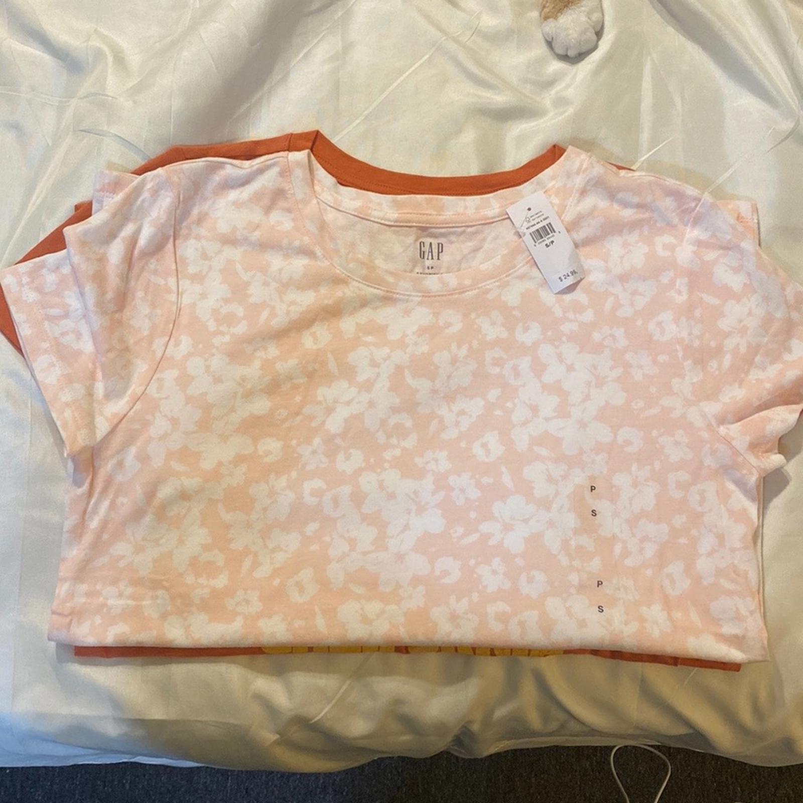 2 Gap Favourite Tees size Small
